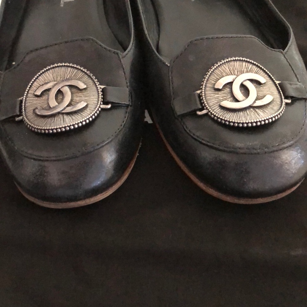 CHANEL classic ballerina flat w iconic metal logo - Picture 10 of 11